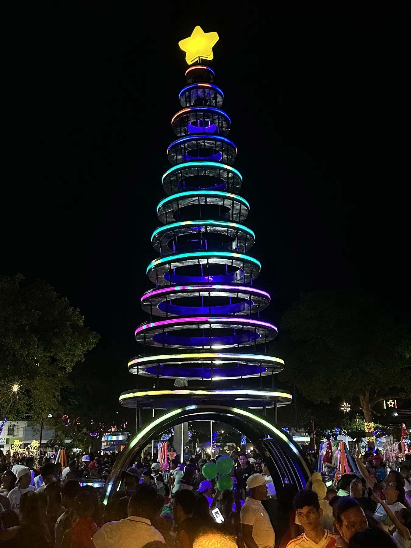 Árbol navideño metálico instalado y encendido
