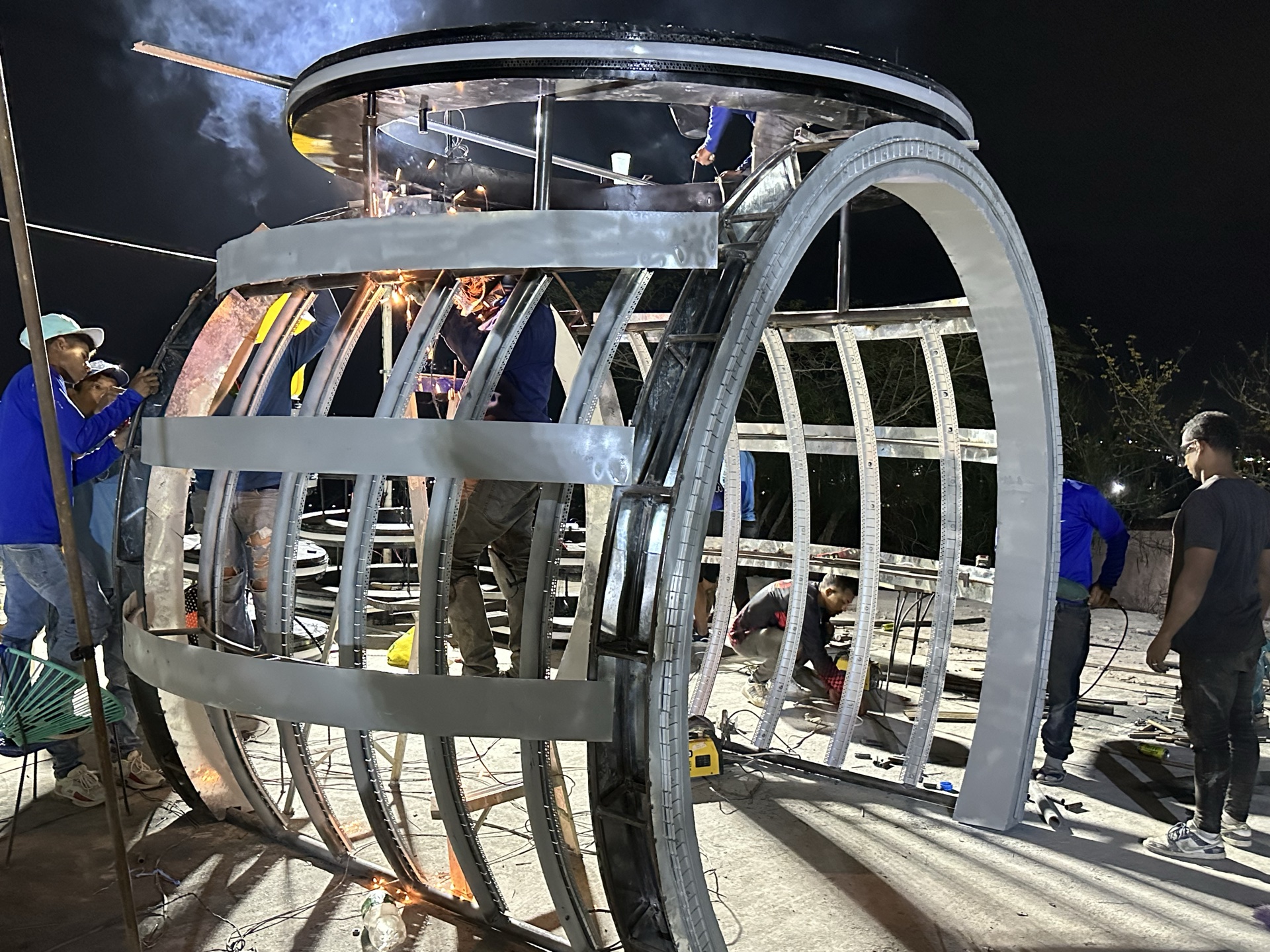 Estructura metálica navideña en proceso de ensamblaje